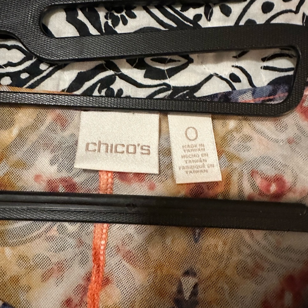 EUC 🦋 Chicos print top - Picture 2 of 6